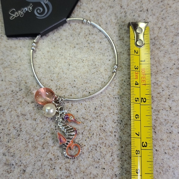 Bracelet Seahorse. Silver/Coral/Pearl look. - Picture 3 of 6